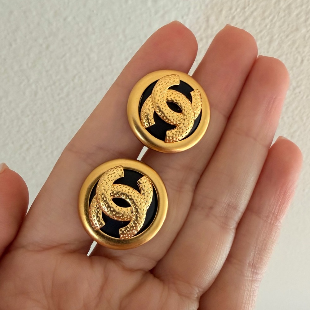 💛🖤Chanel Vintage Black & Gold CC Button Earrings🖤💛 - Picture 4 of 10